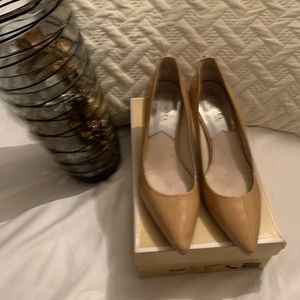 Michael Kor Flex- Mud Pump
Nude patent leather